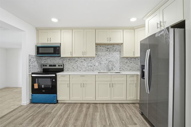 302 Glenmore Dr, Pasadena, TX 77503