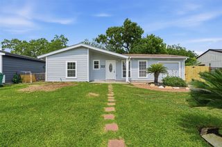 302 Glenmore Dr, Pasadena, TX 77503