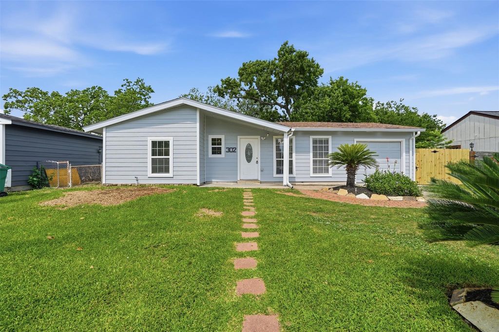 302 Glenmore Dr, Pasadena, TX 77503