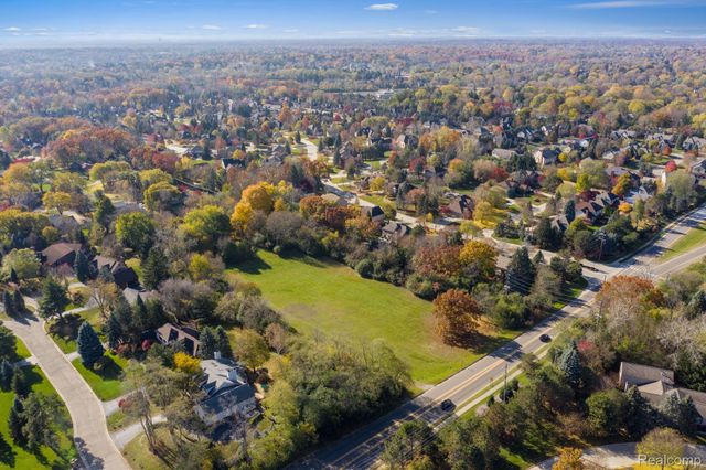 700 E SQUARE LAKE Road, Bloomfield Charter Township, MI 48304