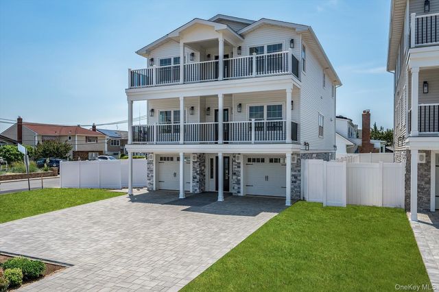 17 Island Parkway N, Island Park, NY 11558