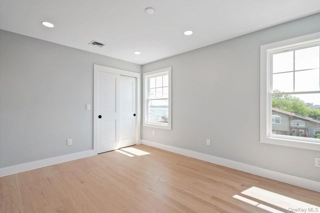 17 Island Parkway N, Island Park, NY 11558