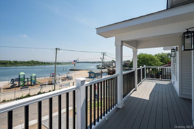17 Island Parkway N, Island Park, NY 11558