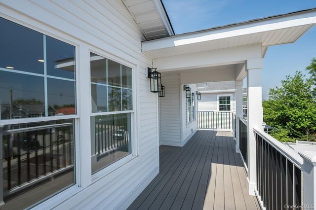 17 Island Parkway N, Island Park, NY 11558