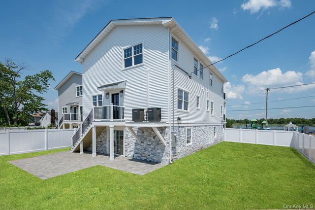 17 Island Parkway N, Island Park, NY 11558
