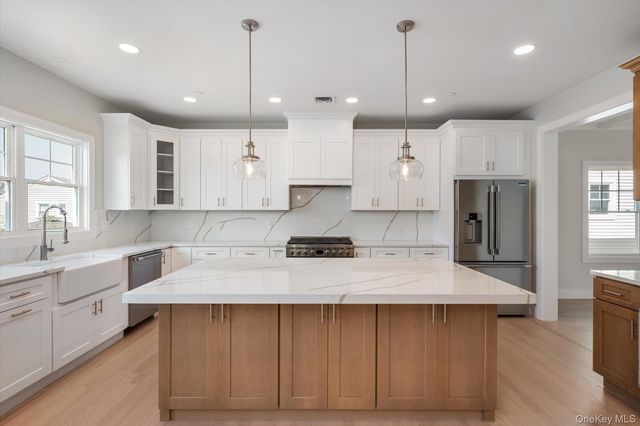 17 Island Parkway N, Island Park, NY 11558