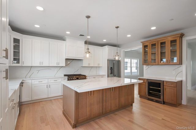 17 Island Parkway N, Island Park, NY 11558