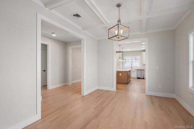 17 Island Parkway N, Island Park, NY 11558