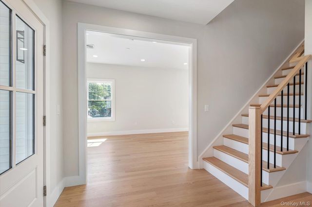 17 Island Parkway N, Island Park, NY 11558