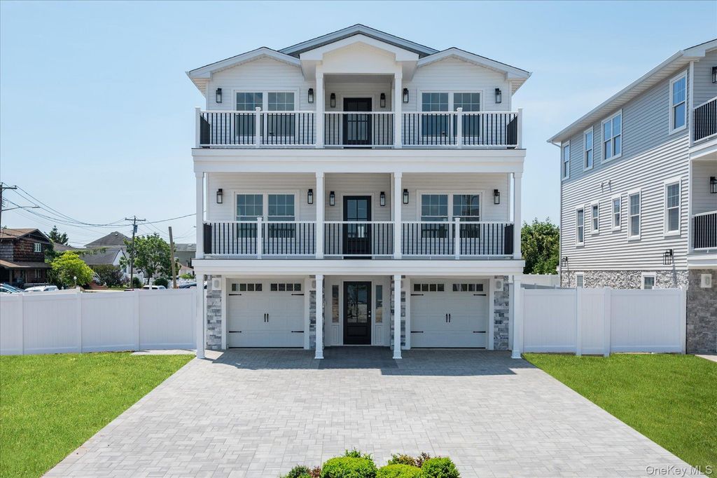17 Island Parkway N, Island Park, NY 11558