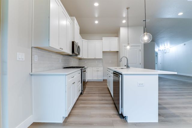 6150 W 30th Pl, Kennewick, WA 99338