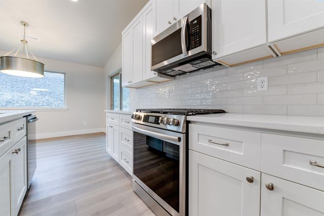 6150 W 30th Pl, Kennewick, WA 99338