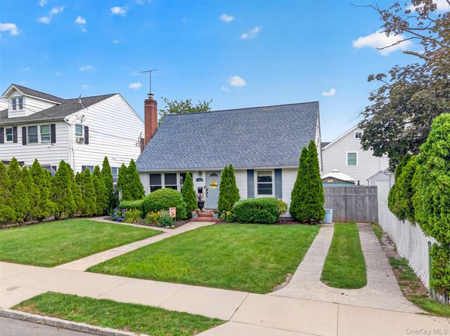 131 Dorset Avenue, Albertson, NY 11507