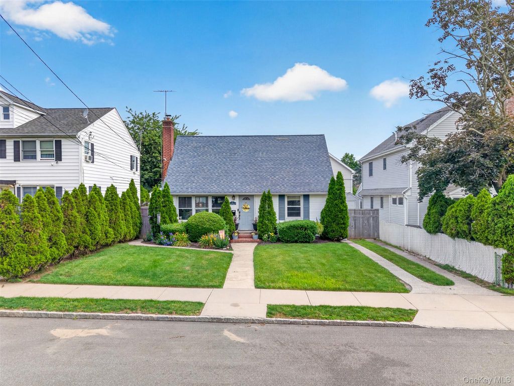 131 Dorset Avenue, Albertson, NY 11507