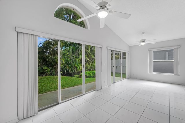 9758 Harbour Lake Circle, Boynton Beach, FL 33437