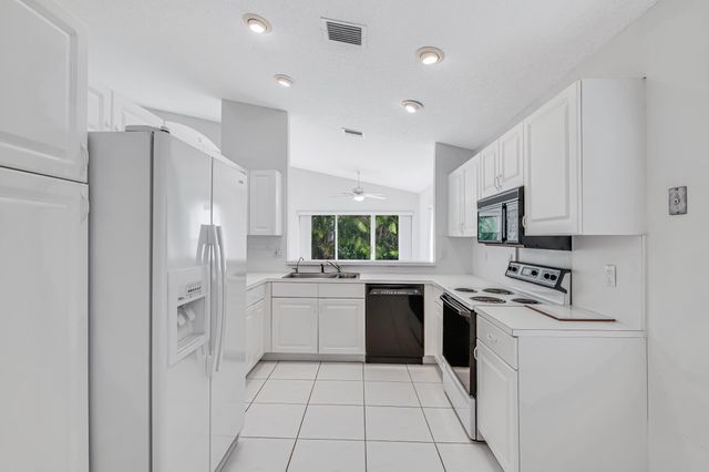 9758 Harbour Lake Circle, Boynton Beach, FL 33437