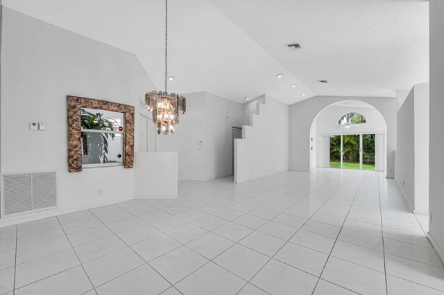 9758 Harbour Lake Circle, Boynton Beach, FL 33437