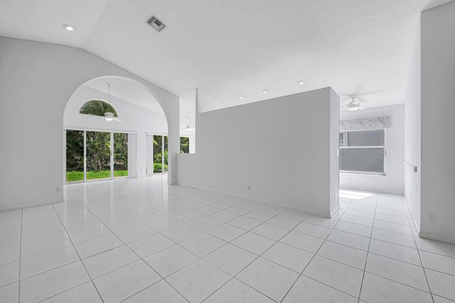 9758 Harbour Lake Circle, Boynton Beach, FL 33437