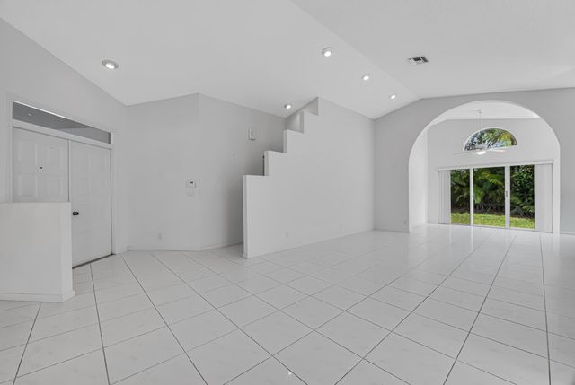 9758 Harbour Lake Circle, Boynton Beach, FL 33437