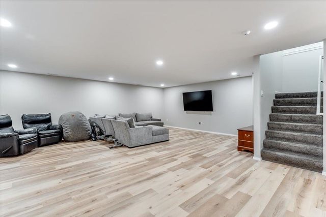 727 S Lakeview St, Haysville, KS 67060