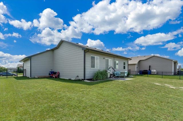 727 S Lakeview St, Haysville, KS 67060