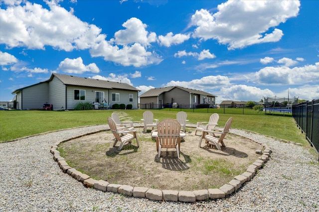 727 S Lakeview St, Haysville, KS 67060