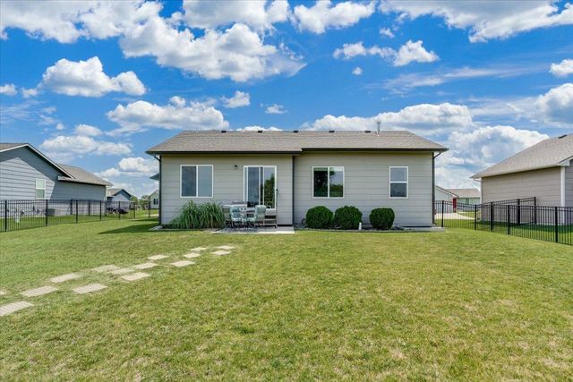 727 S Lakeview St, Haysville, KS 67060