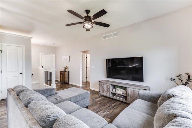 727 S Lakeview St, Haysville, KS 67060