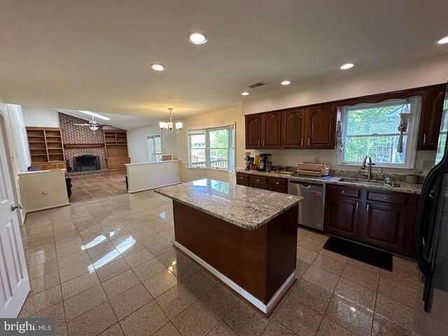 893 BROAD OAKS DR, Herndon, VA 20170