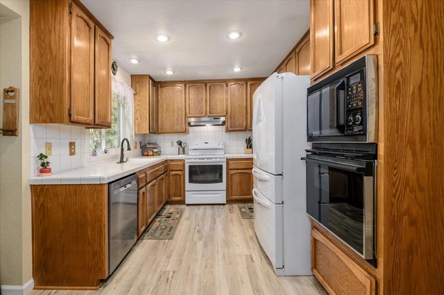 2806 Woodleigh Ln, Cameron Park, CA 95682