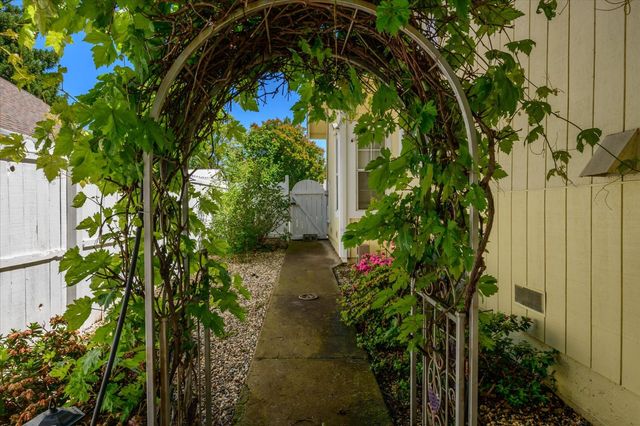 2806 Woodleigh Ln, Cameron Park, CA 95682