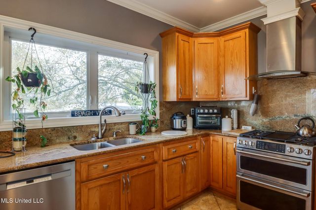 957 N Shore Drive, Biloxi, MS 39532