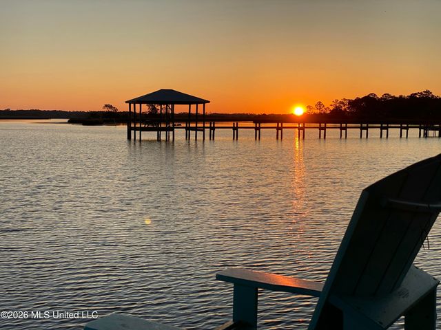 957 N Shore Drive, Biloxi, MS 39532