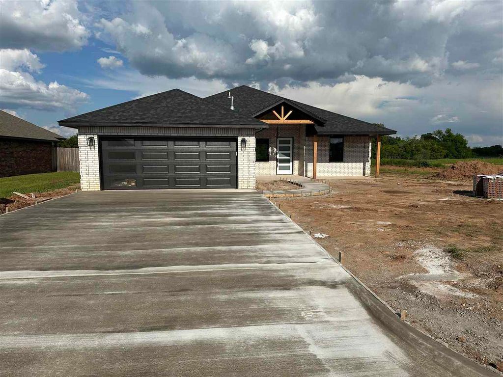 413 NW Creekside Drive, Cache, OK 73527