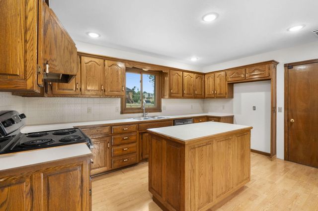 1338 E Burntwood Street, Springfield, MO 65803