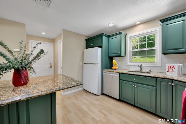 45 Willow Bee Lane, Middletown, CT 06457