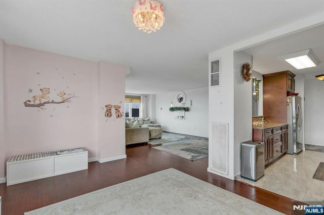 555 North Avenue 17S, Fort Lee, NJ 07024