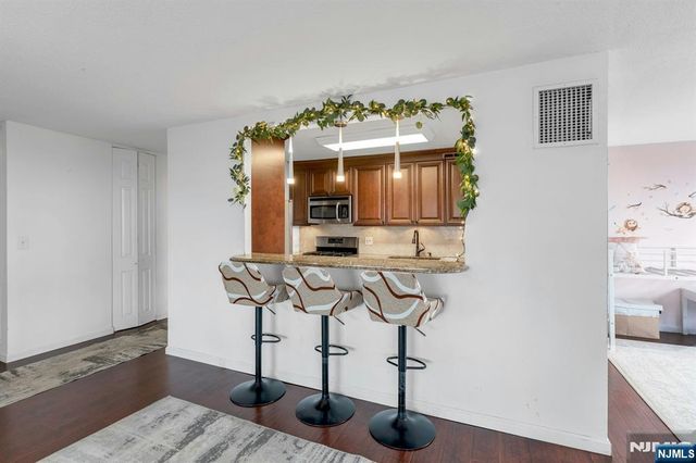 555 North Avenue 17S, Fort Lee, NJ 07024