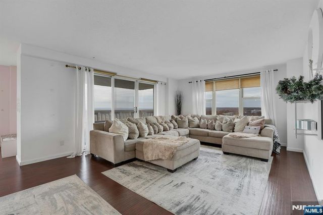 555 North Avenue 17S, Fort Lee, NJ 07024