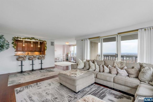 555 North Avenue 17S, Fort Lee, NJ 07024