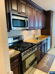 555 North Avenue 17S, Fort Lee, NJ 07024