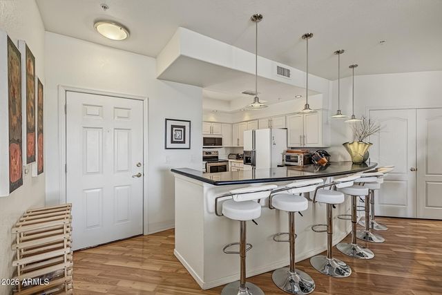 9151 W GREENWAY Road 226, Peoria, AZ 85381