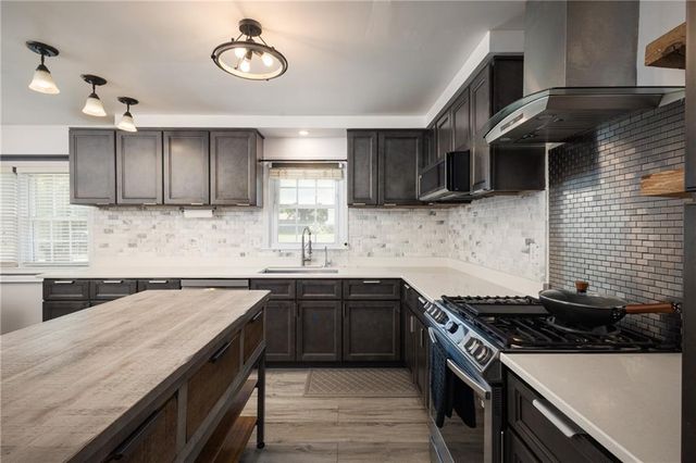 404 S SUNSET Lane, Raymore, MO 64083
