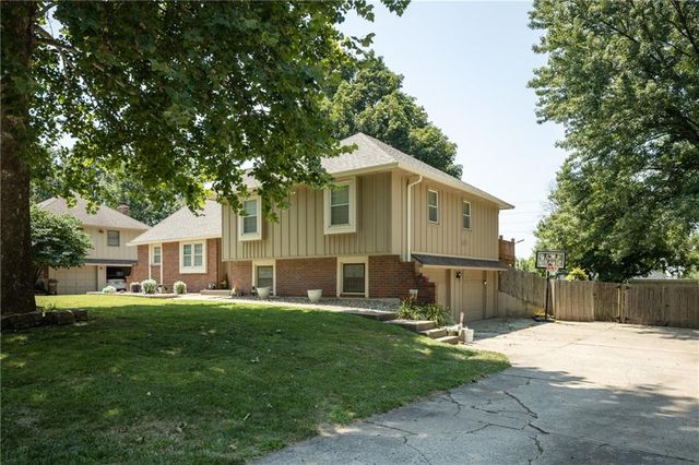 404 S SUNSET Lane, Raymore, MO 64083