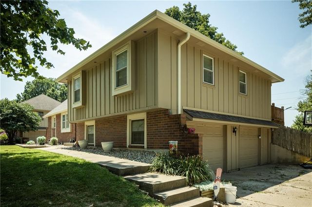 404 S SUNSET Lane, Raymore, MO 64083