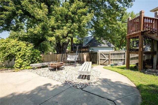 404 S SUNSET Lane, Raymore, MO 64083
