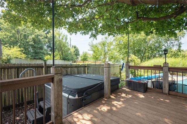 404 S SUNSET Lane, Raymore, MO 64083