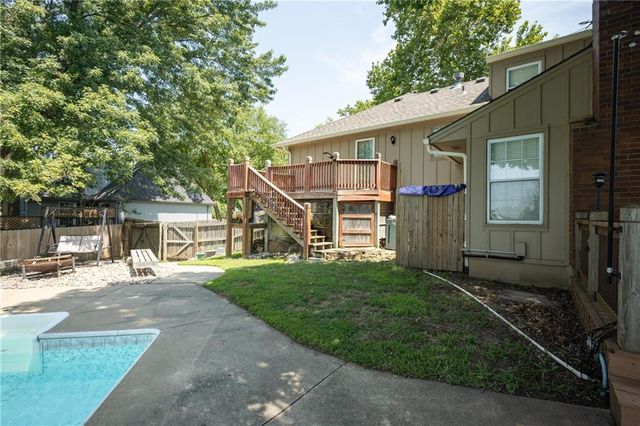 404 S SUNSET Lane, Raymore, MO 64083