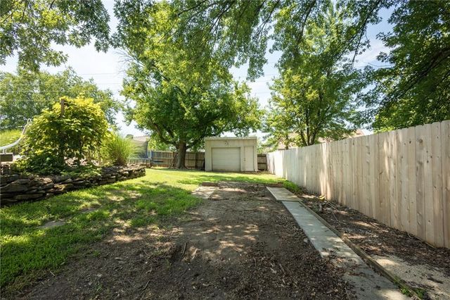 404 S SUNSET Lane, Raymore, MO 64083