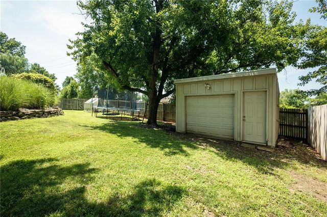 404 S SUNSET Lane, Raymore, MO 64083
